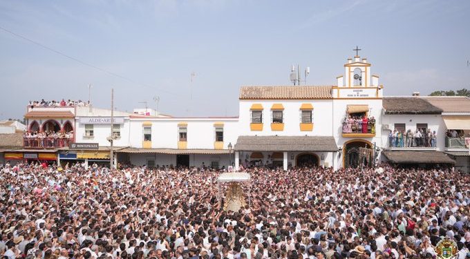 La Virgen del Rocío regresa a su ermita tras una procesión de más de nueve horas por la aldea