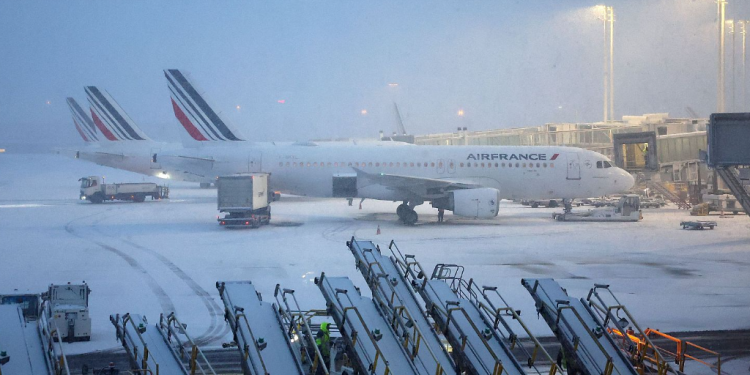 Tormenta Goretti: La nieve colapsa los aeropuertos de París, Ámsterdam y Bruselas con cientos de vuelos cancelados.