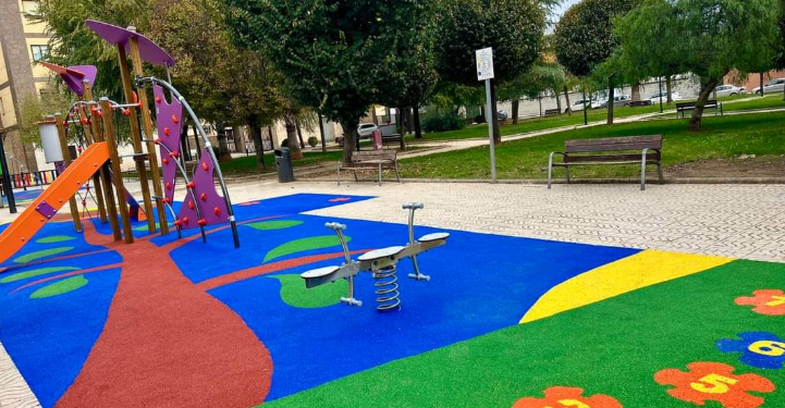 Andújar renueva tres parques infantiles con una inversión municipal de 81.000 euros