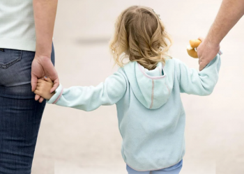 El Gobierno propone una ‘Prestación universal por crianza’ de 200 euros mensuales