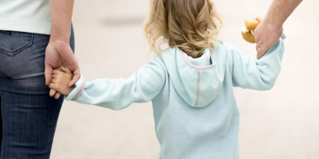 El Gobierno propone una ‘Prestación universal por crianza’ de 200 euros mensuales