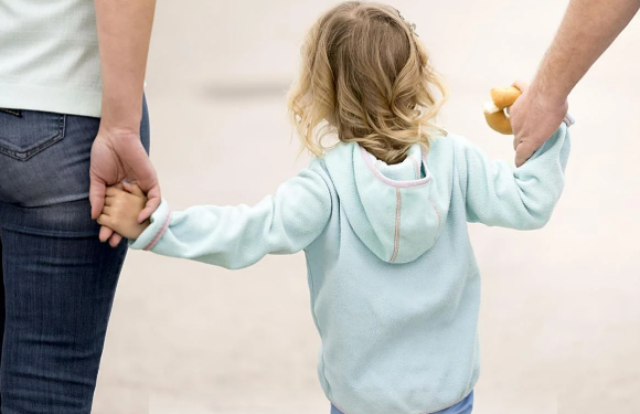 El Gobierno propone una ‘Prestación universal por crianza’ de 200 euros mensuales