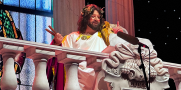 El pregón de Manu Sánchez en el Carnaval de Cádiz: «No, con Franco no se vivía mejor en ningún caso.»