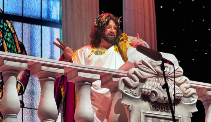 El pregón de Manu Sánchez en el Carnaval de Cádiz: «No, con Franco no se vivía mejor en ningún caso.»