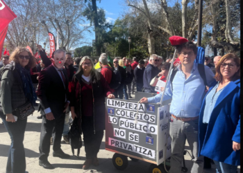La privatización de la limpieza de los colegios públicos de Sevilla desata protestas de familias y trabajadoras