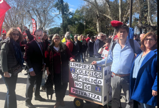 La privatización de la limpieza de los colegios públicos de Sevilla desata protestas de familias y trabajadoras