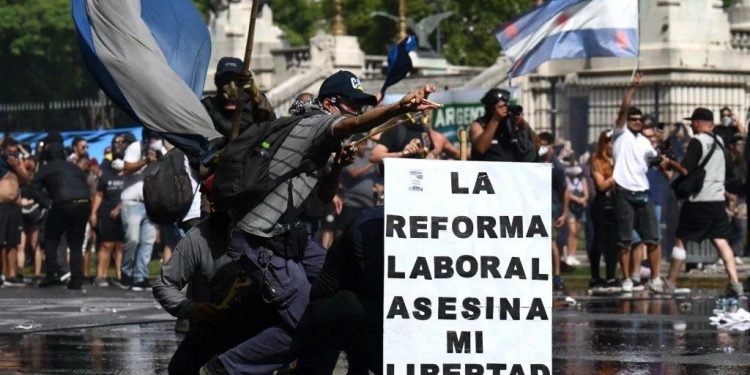 Reforma laboral de Milei aumenta la fragilidad de los trabajadores argentinos
