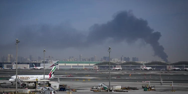 Treinta vecinos de Vélez-Málaga, atrapados en Dubái por la escalada bélica en el Golfo