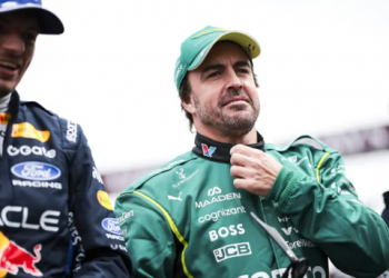 Fernando Alonso adelanta a 5 coches en la salida y abandona dos veces en Australia