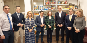 El alcalde de Jaén acompaña a la secretaria de Estado de Comercio, Amparo López, en la visita a Family Biscuits.