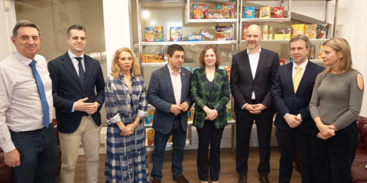 El alcalde de Jaén acompaña a la secretaria de Estado de Comercio, Amparo López, en la visita a Family Biscuits.