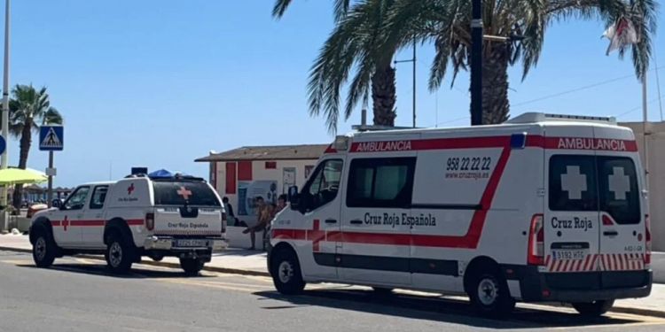Hallan tres cadáveres en el mar de Alborán tras el desembarco de una embarcación en la costa de Granada