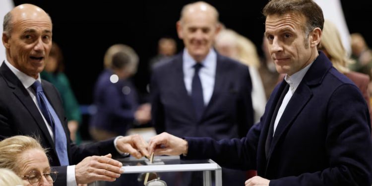 El presidente de Francia, Emmanuel Macron, vota en la primera vuelta de las elecciones municipales este domingo. Fuente: El País.