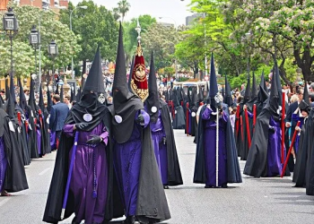 El crecimiento histórico de nazarenos obliga a reorganizar la Semana Santa de Sevilla