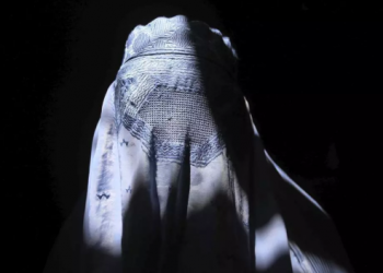 Sevilla aprueba limitar el uso del burka y el niqab en dependencias municipales en medio de un debate político y jurídico