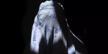 Sevilla aprueba limitar el uso del burka y el niqab en dependencias municipales en medio de un debate político y jurídico