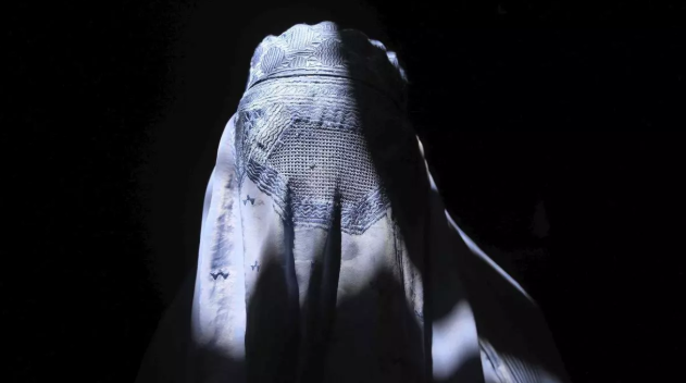 Sevilla aprueba limitar el uso del burka y el niqab en dependencias municipales en medio de un debate político y jurídico