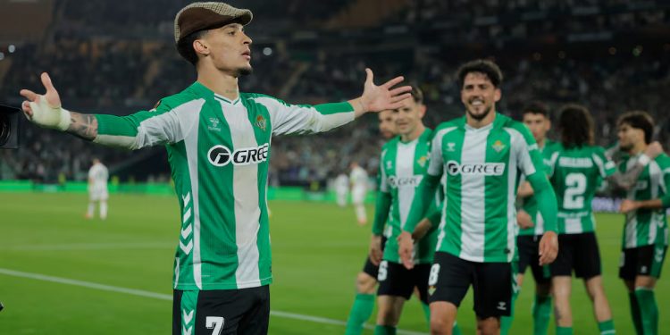 Pellegrini tumba a Benítez y el Betis firma una noche histórica en Europa