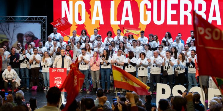 Pedro Sánchez, presidente del Gobierno de España y líder del PSOE, en un mitin en Soria, con el lema ‘No a la guerra’ de fondo (PSOE).