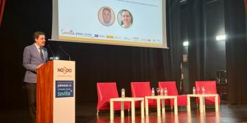 El delegado de Urbanismo del PP clausura las Jornadas de Vivienda Social mientras la crisis de acceso se agrava en Sevilla