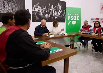 Montero respalda la lucha de los trabajadores de limpieza de colegios de Sevilla y denuncia la privatización que pone en riesgo empleo público