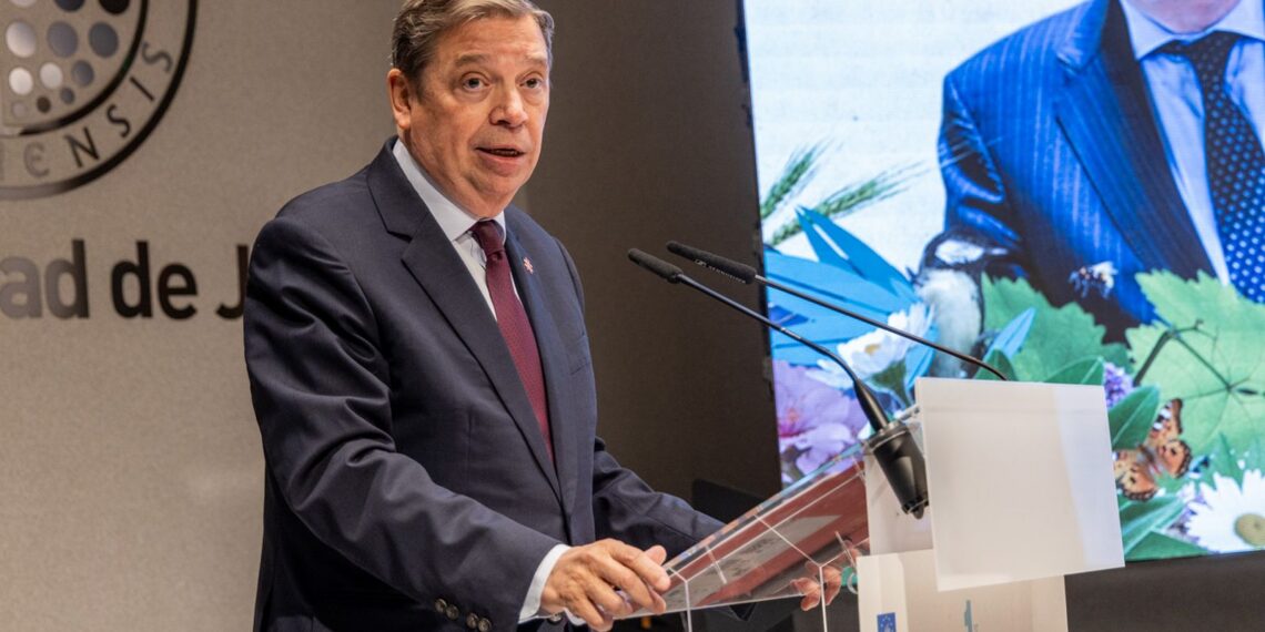 Luis Planas sitúa la biodiversidad como eje del futuro agrario en su visita a la Universidad de Jaén