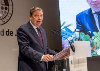Luis Planas sitúa la biodiversidad como eje del futuro agrario en su visita a la Universidad de Jaén