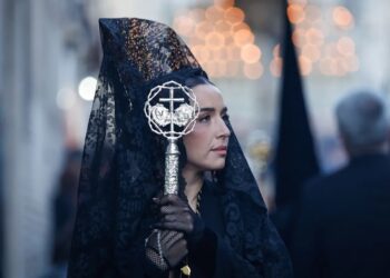 Lola Índigo sorprende en la Semana Santa de Granada de 2026 como mantilla en la Hermandad de la Estrella