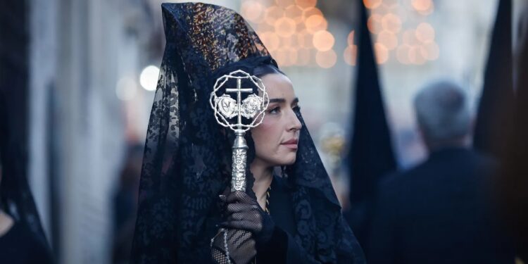 Lola Índigo sorprende en la Semana Santa de Granada de 2026 como mantilla en la Hermandad de la Estrella