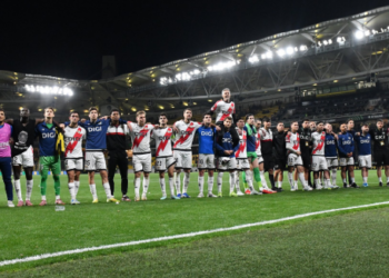 El Rayo Vallecano hace historia en Atenas y se mete en semifinales de Conference League