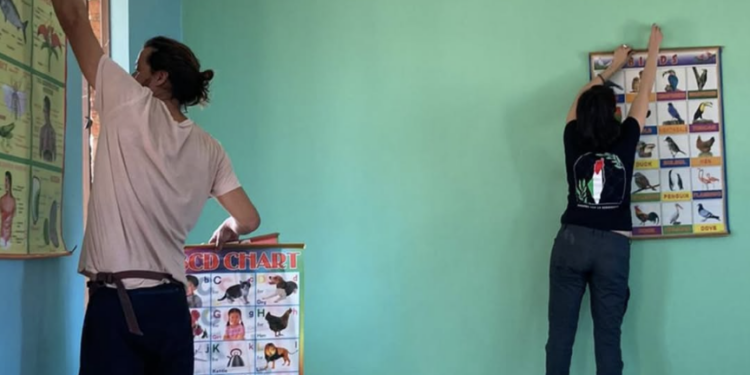 Garci y otros compañeros ayudando en el proyecto educativo de Tanzania.