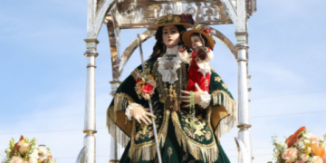 Lucena recibe a la Virgen de Araceli tras una multitudinaria romería