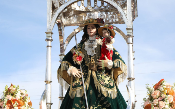 Lucena recibe a la Virgen de Araceli tras una multitudinaria romería