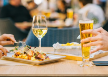 La hostelería española actualiza su marco laboral y obligará a cerrar terrazas durante olas de calor extremas