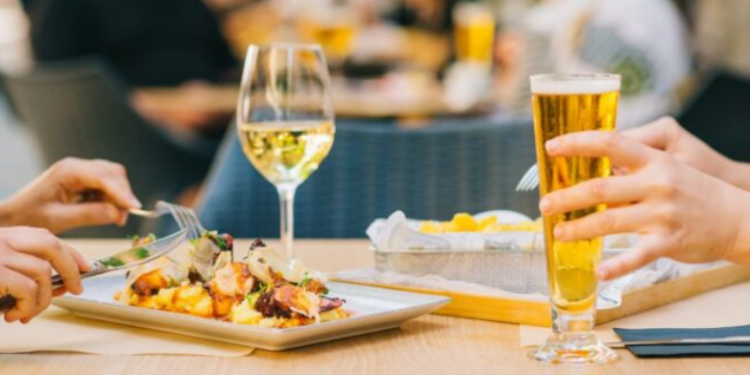 La hostelería española actualiza su marco laboral y obligará a cerrar terrazas durante olas de calor extremas