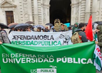 Centenares de manifestantes reclaman más financiación para la universidad pública en Andalucía
