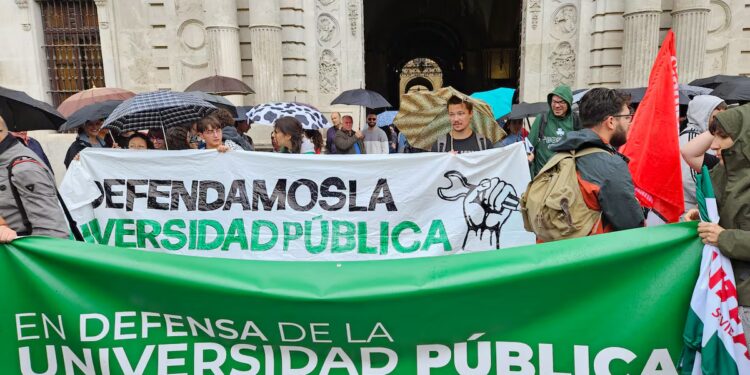 Centenares de manifestantes reclaman más financiación para la universidad pública en Andalucía