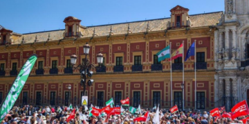 “Negocio en sanidad, más mortalidad”: Manifestaciones en contra de la gestión del Gobierno andaluz Moreno Bonilla,