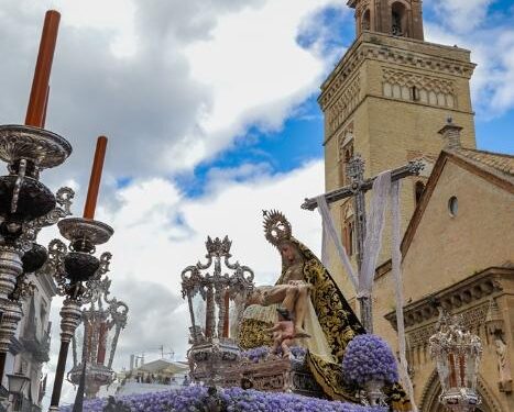 El primero de los pasos de Los Servitas por San Marcos la tarde del pasado Sábado Santo de 2025. (Raúl Doblado) Fuente: ABC Sevilla