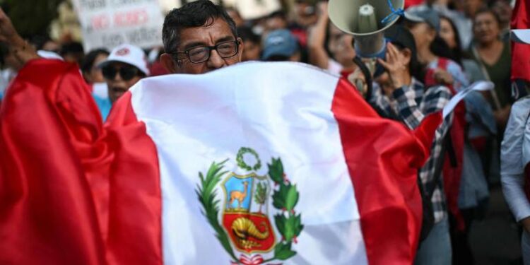 Las elecciones peruanas están marcadas por la polarización, y los candidatos se enfrentarán a una segunda vuelta.