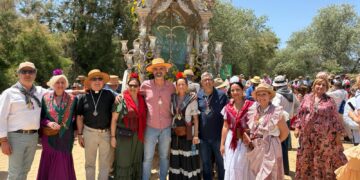 Fernández-Pacheco recibe a la Hermandad del Rocío de Almería en su llegada a El Rocío