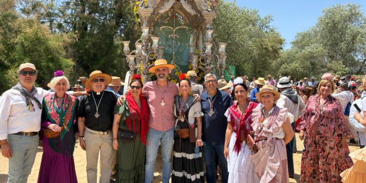 Fernández-Pacheco recibe a la Hermandad del Rocío de Almería en su llegada a El Rocío