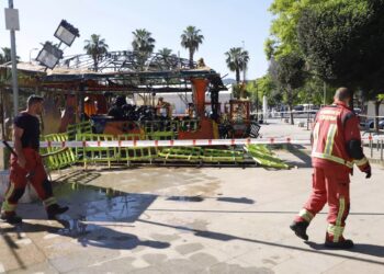 Un aparatoso incendio calcina una atracción infantil abandonada en Córdoba