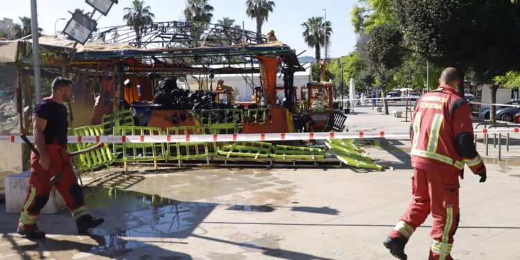 Un aparatoso incendio calcina una atracción infantil abandonada en Córdoba