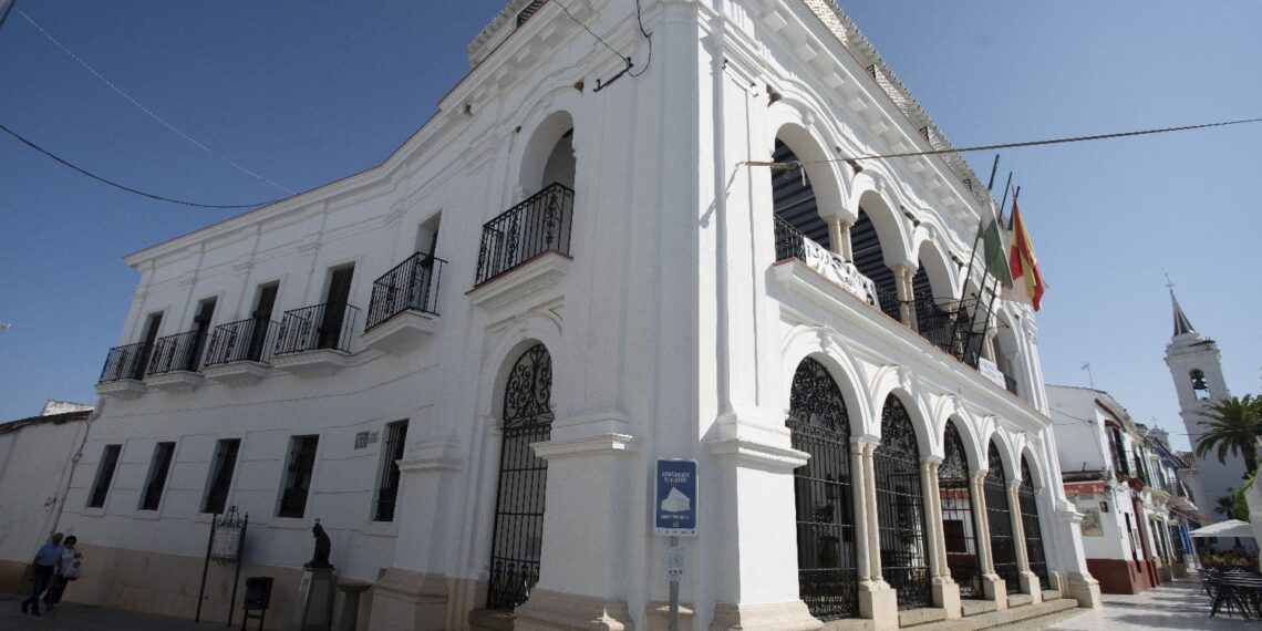 Almonte llega al pleno más frágil de la legislatura entre fracturas internas, desgaste político y el conflicto creciente de Matalascañas