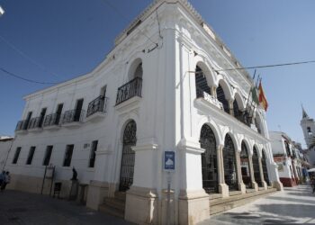 Almonte llega al pleno más frágil de la legislatura entre fracturas internas, desgaste político y el conflicto creciente de Matalascañas