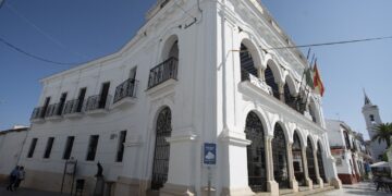 Almonte llega al pleno más frágil de la legislatura entre fracturas internas, desgaste político y el conflicto creciente de Matalascañas