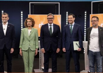 El primer debate andaluz pone en cuestión el relato del PP y sitúa la defensa de lo público en el centro