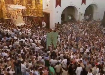 Salto a la reja 2026 de la Virgen del Rocío en el santuario de la aldea