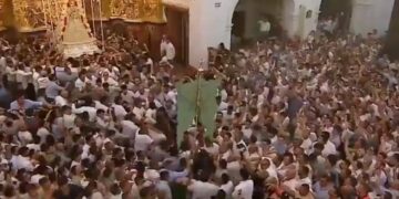 Salto a la reja 2026 de la Virgen del Rocío en el santuario de la aldea